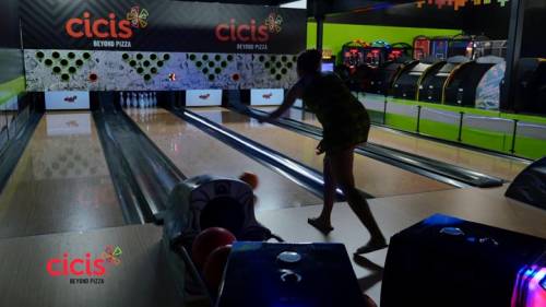 Cici Pizza, franchise avec 450 restaurants, ouvre magasin avec Bowling Café Imply