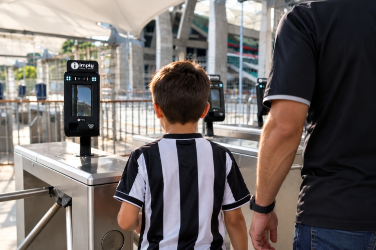 Adolescentes passam pela validação facial na entrada da Arena Castelão, em Fortaleza (3)