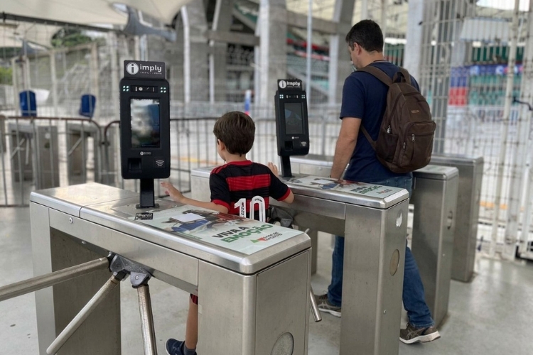 Adolescentes passam pela validação facial na entrada da Arena Castelão, em Fortaleza