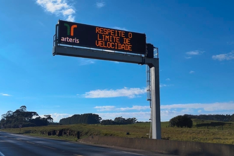 Instalação de PMV Fixo Arteris em São Paulo
