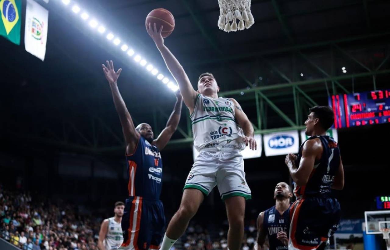 Jogadores de basquete na grande arena profissional durante o jogo