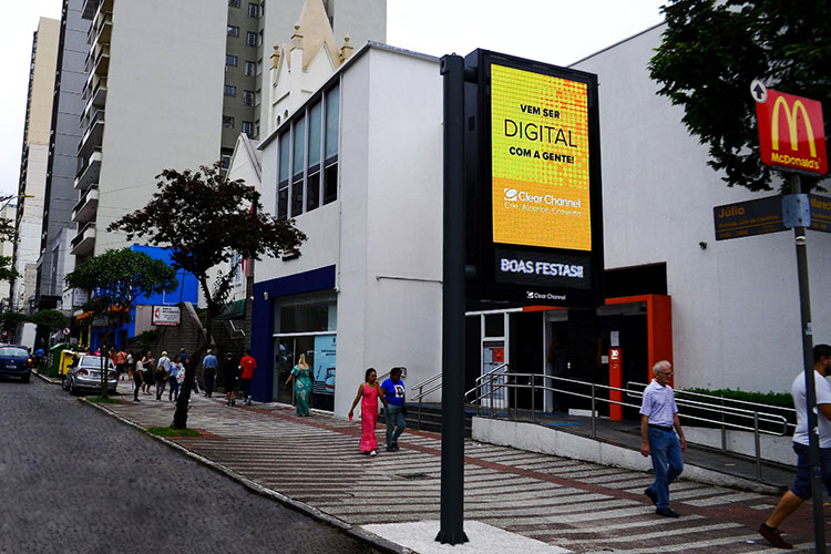 Relógios Digitais OOH Imply® integram expansão da Clear Channel Brasil