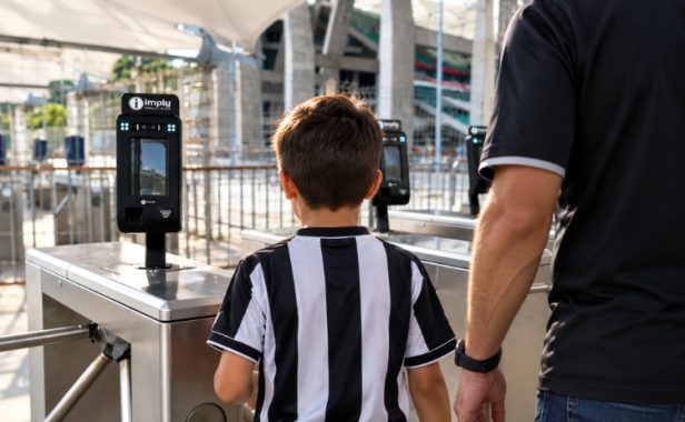 Adolescentes passam pela validação facial na entrada da Arena Castelão, em Fortaleza (3)