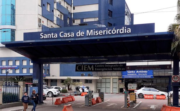 Entrada-estacionamento-Santa-Casa Visão da entrada do estacionamento do Hospital Santa Casa com as catracas de acesso da Imply e alguns cones sinalizando a entrada.