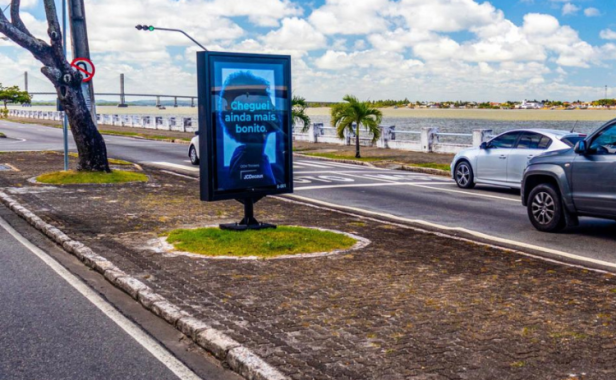 Imply® e MC Mensagens uma parceria estampada nos mobiliários urbanos de comunicação visual
