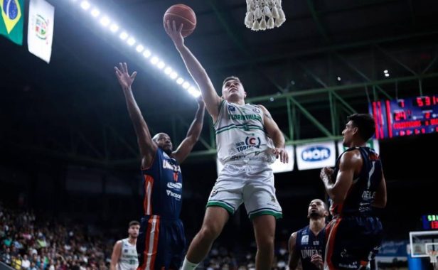 Divisão de bola de basquete próximo a cesta.