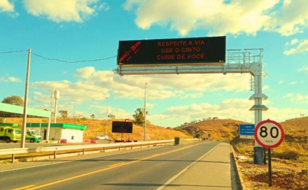 PMV Fixo EcoRioMinas 3 Grupo EcoRodovias, o maior grupo de concessionárias do país investe em tecnologia com 53 PMVs Fixos Imply® entre Rio de Janeiro e Minas Gerais