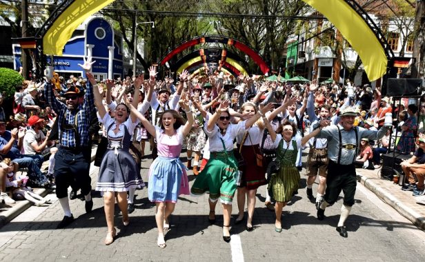 Publico-Desfile-_Credito-Rodrigo-Assmann Oktoberfest