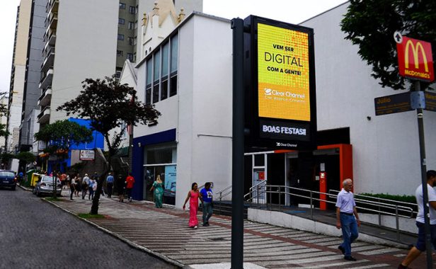Relógio de Rua Imply® instalado pela Clear Channel Brasil na cidade de Caxias do Sul