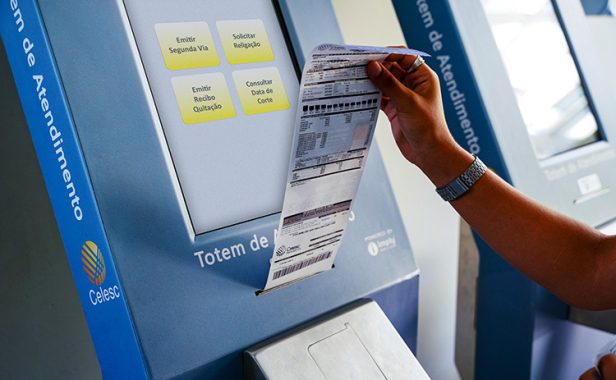 Terminal-de-Autoatendimento-Imply®-Celesc-Santa-Catarina-totem Cliente retira segunda via de fatura em Terminal de Autoatendimento Imply®, instalado em unidade da Celesc
