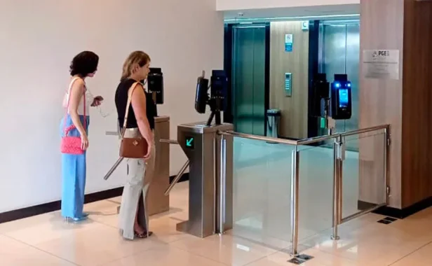 Duas mulheres aguardando em entrada de elevador