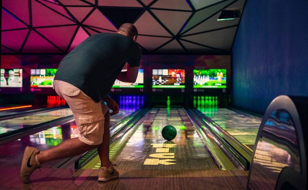 homem-jogando-boliche Homem jogando boliche