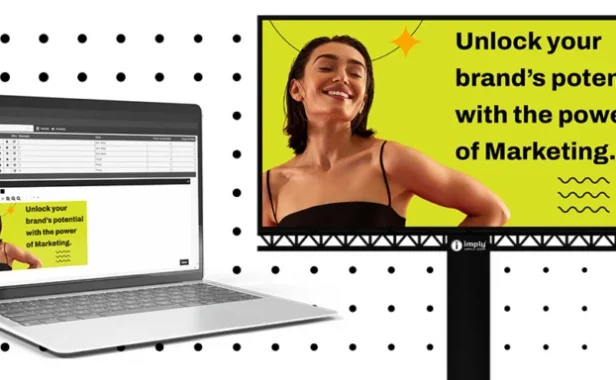 Pessoa sorrindo ao lado de um outdoor de marketing