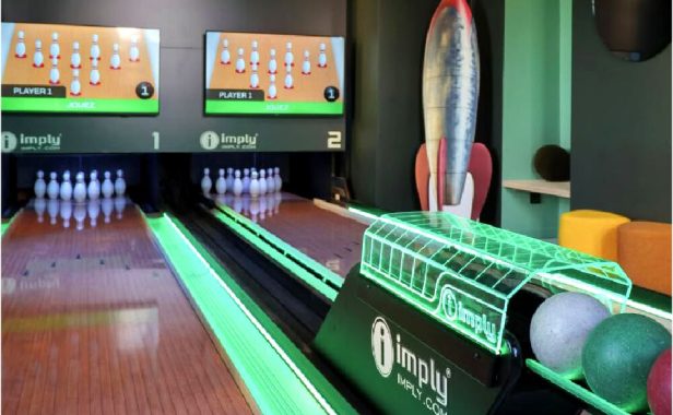 pista-boliche-iluminacao-neon Pista de boliche com iluminação neon e telas digitais