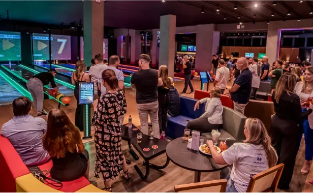 pista-de-boliche-ambiente-de-festa-e-telas-digitais