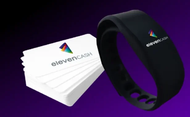 Pulseira e cartões da ElevenCash em fundo roxo