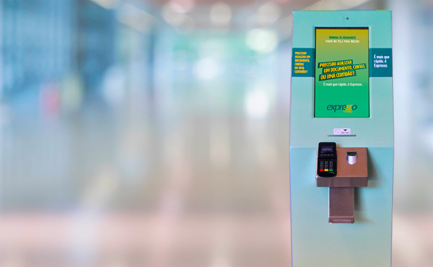 tci-sead_go Totem de autoatendimento com o fundo desfocado