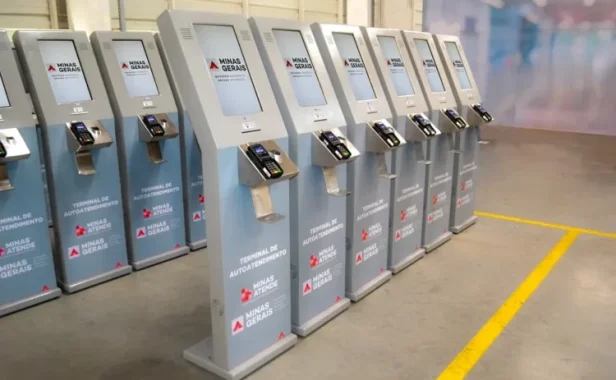 Várioos terminais de autoatendimento enfileirados