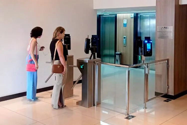 Duas mulheres aguardando em entrada de elevador