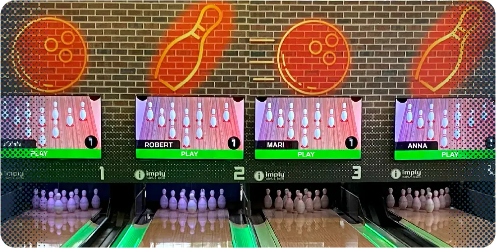Jogo de boliche/bowling Imply com pistas iluminadas e cenário de tijolos ao fundo, com placas coloridas mostrando nomes como Ray, Robert, Mari e Anna, além de garrafas e pinos de boliche nas pistas.