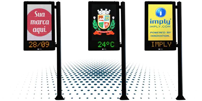 Painéis eletrônicos com anúncios e informações climáticas