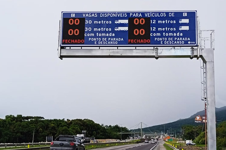 Panneaux LED personnalisés Imply® modernisent la signalisation sur l’autoroute BR101
