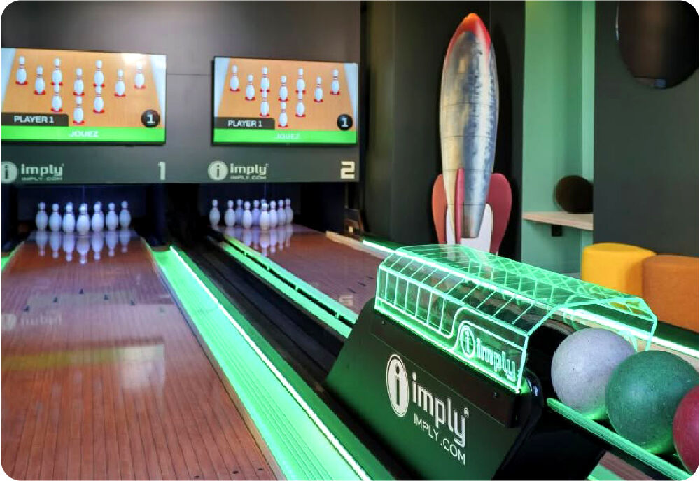 Pista de boliche com iluminação neon e telas digitais