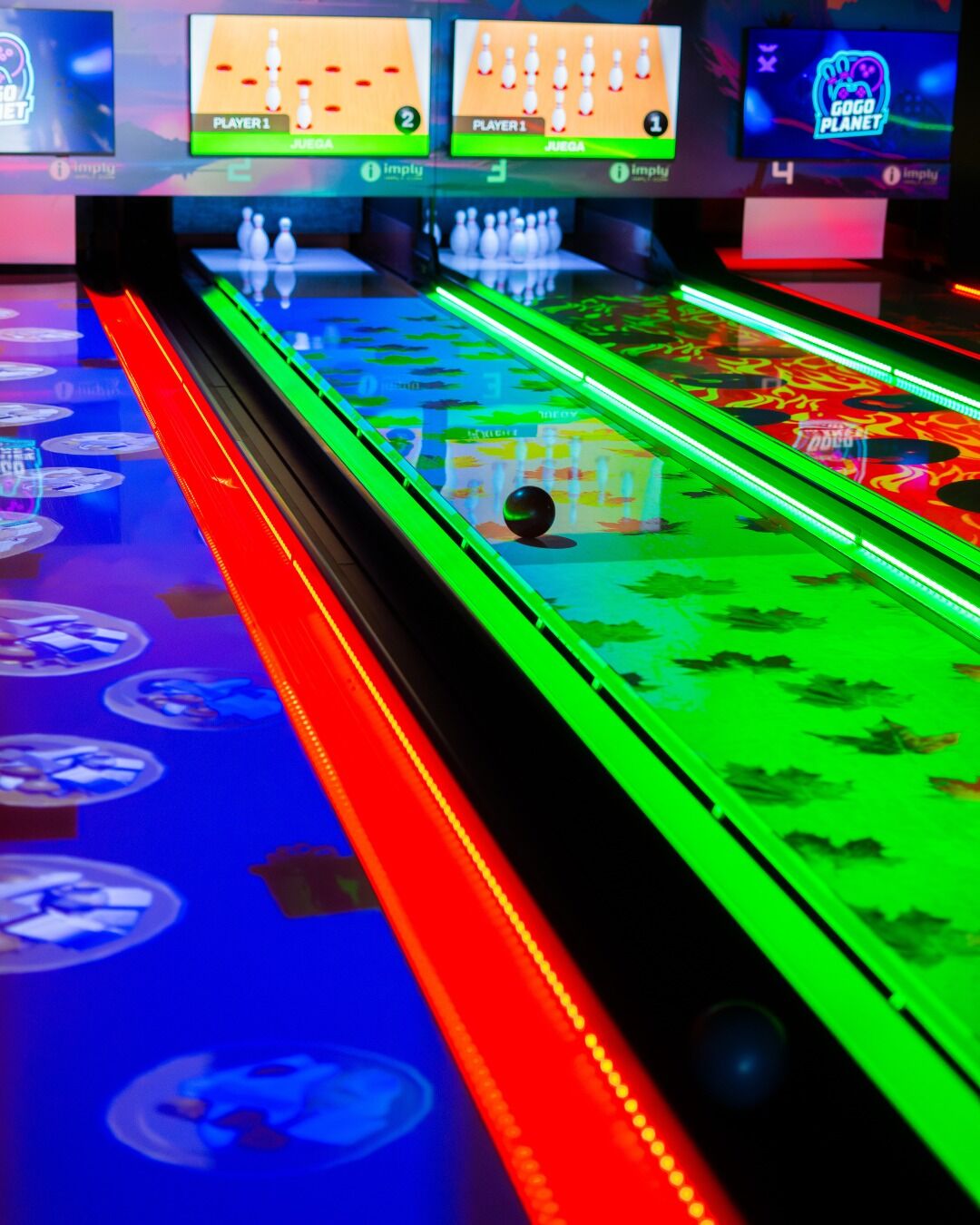 Pista de boliche iluminada com jogos interativos