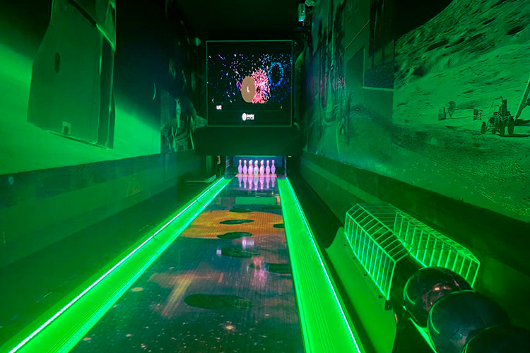 Pistas de boliche da Imply no modelo Red Bowling em exposição na feira IAAPA.