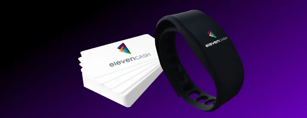 Pulseira e cartões da ElevenCash em fundo roxo