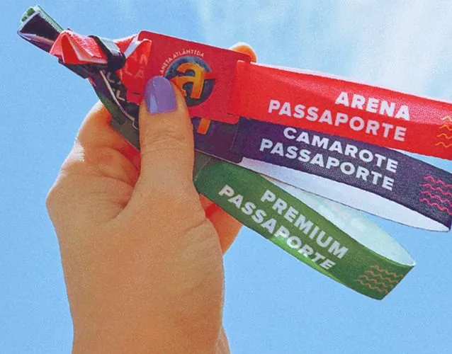 Pulseiras de acesso a evento seguradas por uma mão