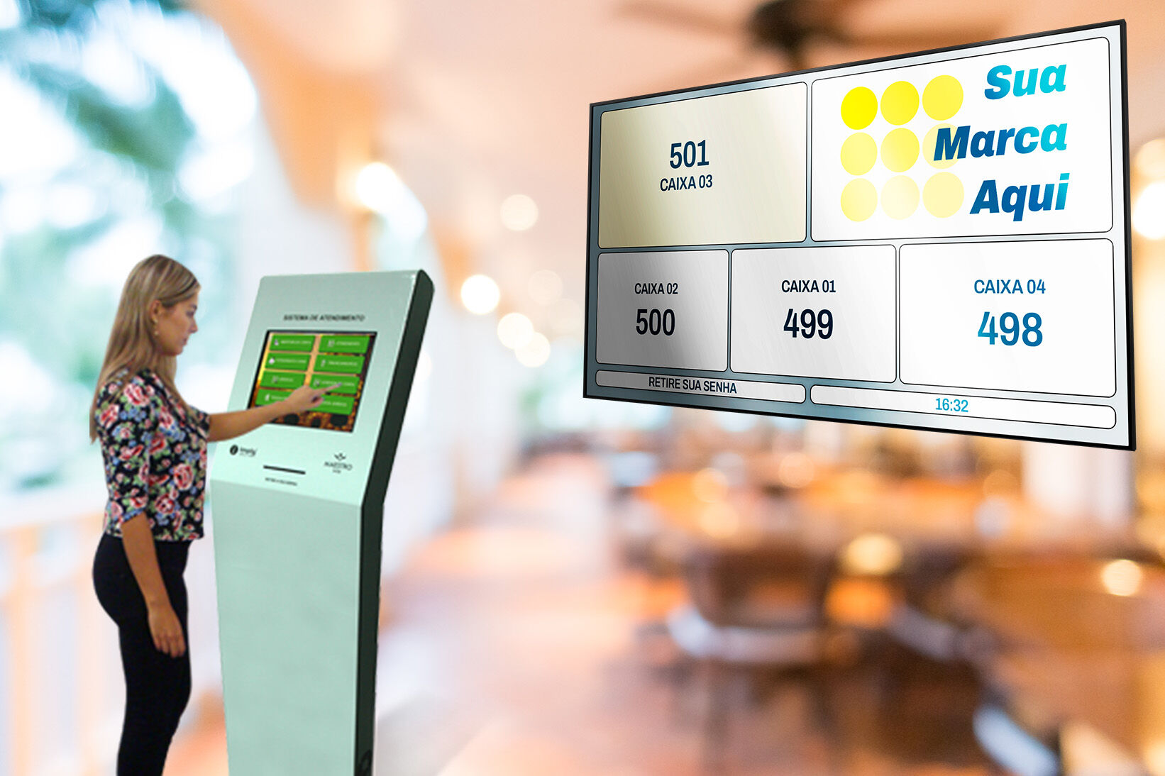 Mulher usando quiosque de atendimento eletrônico