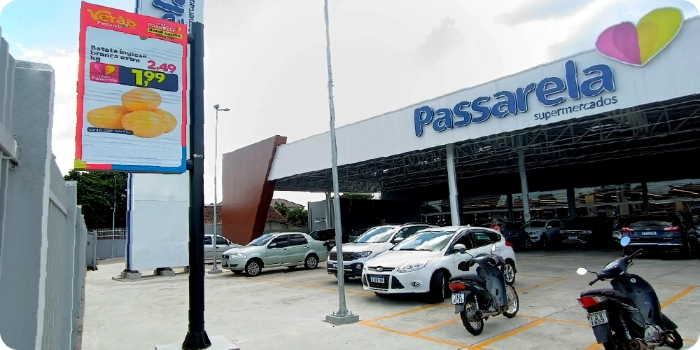 Relógio digital urbano de rua para propaganda com painel eletrônico publicitário e exibição de hora e anúncios em ambiente urbano