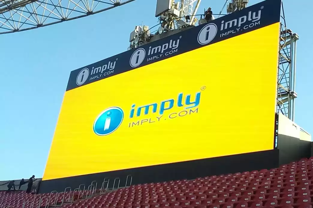 Tela de LED com logo da Imply em estádio