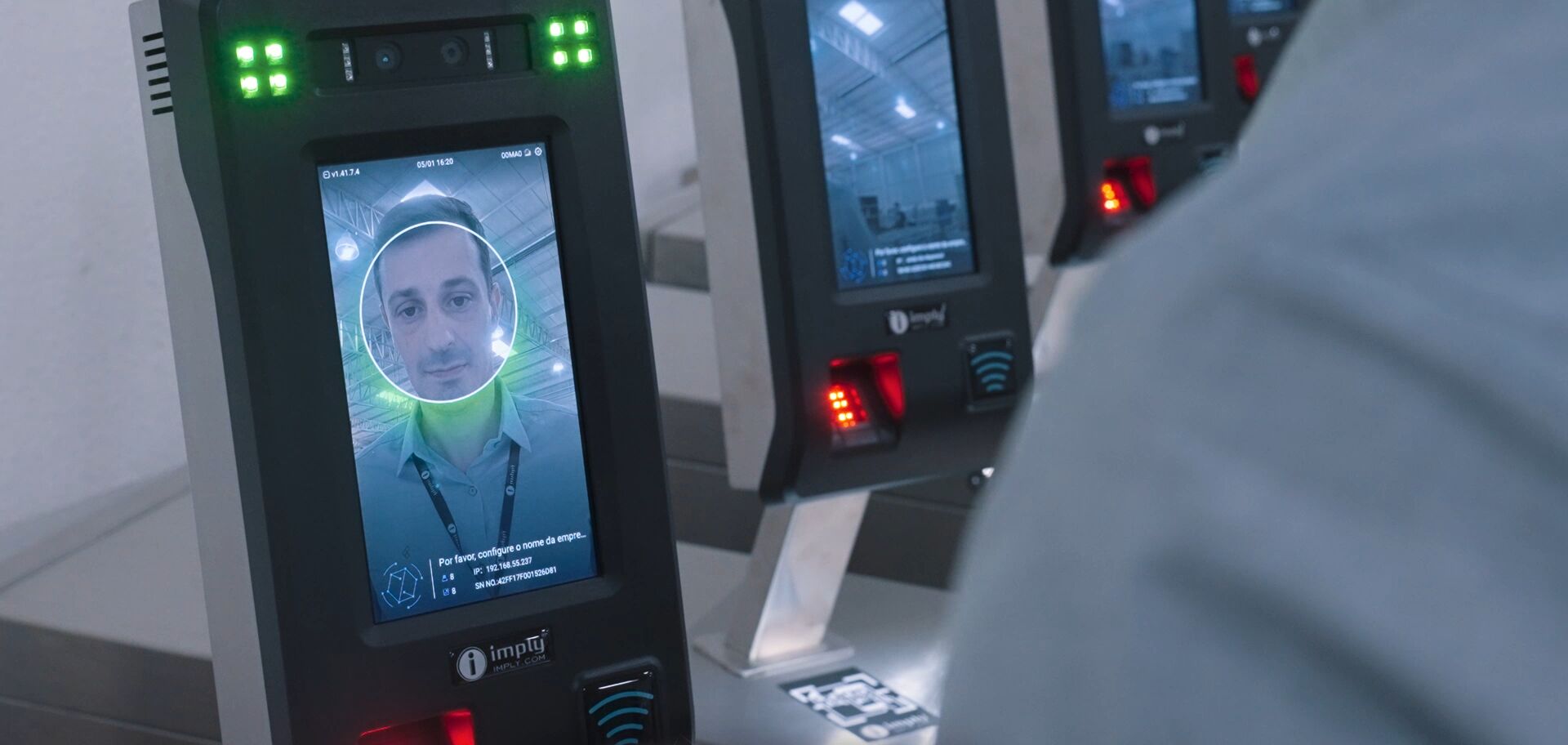 Terminal de reconhecimento facial em uso