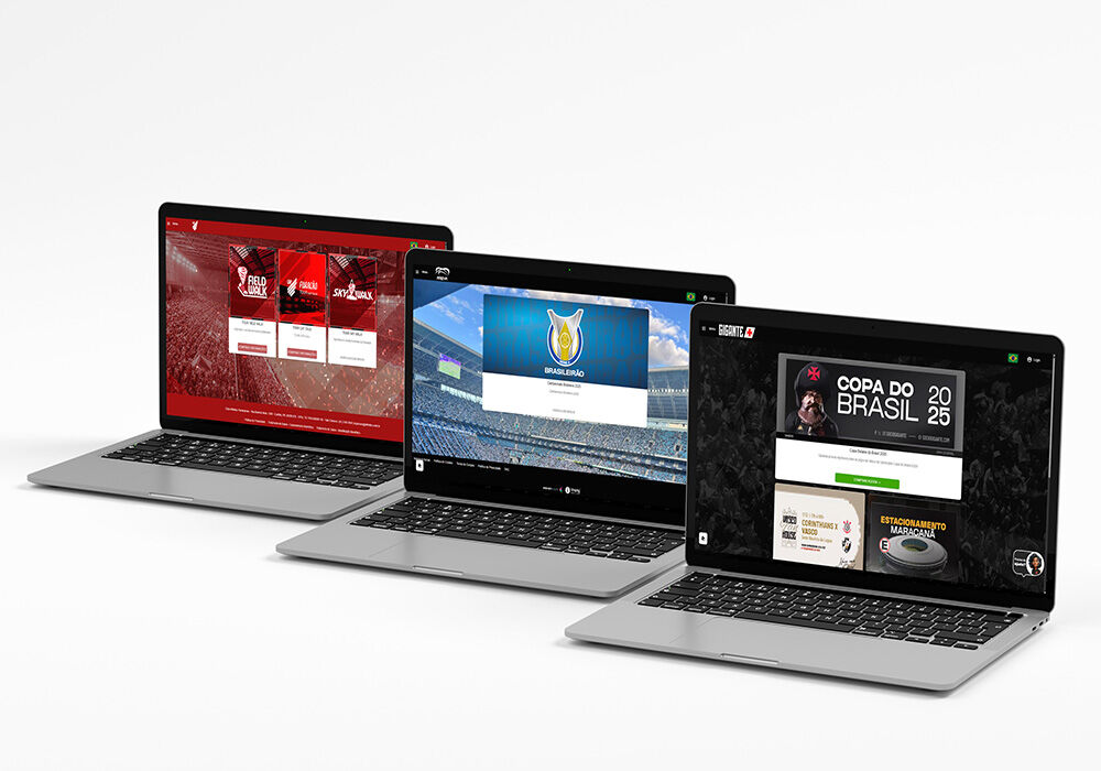 Três laptops exibindo sites de esportes